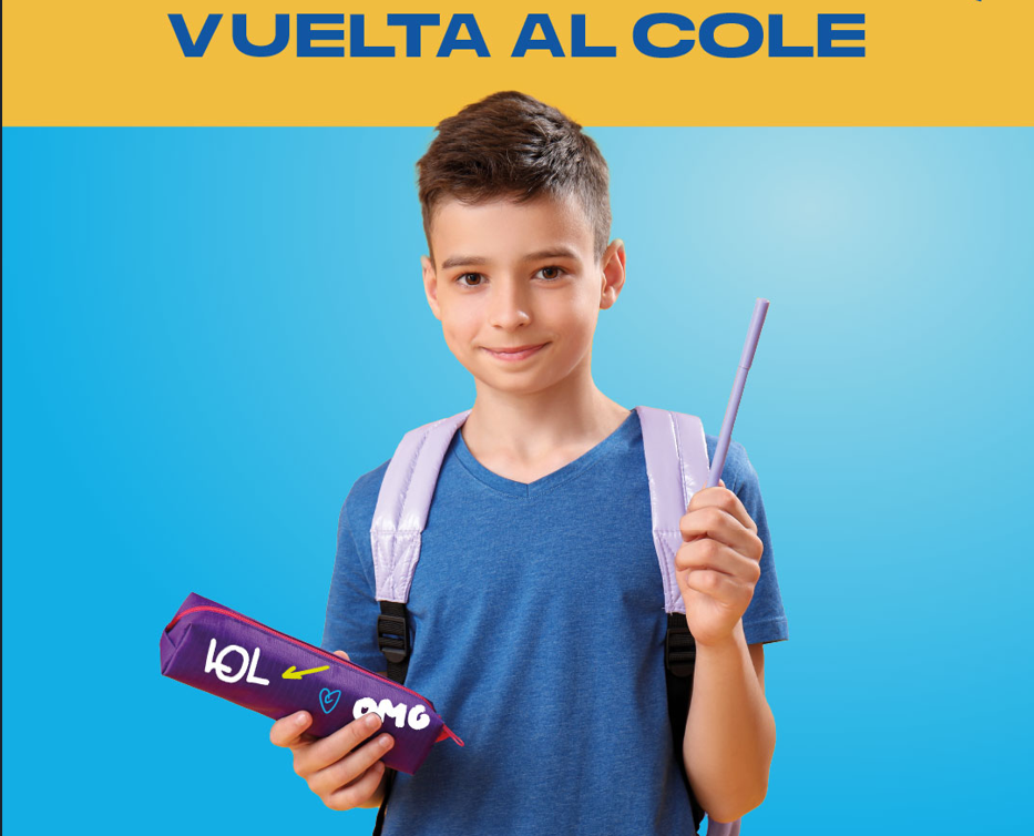 niño con mochila y estuche