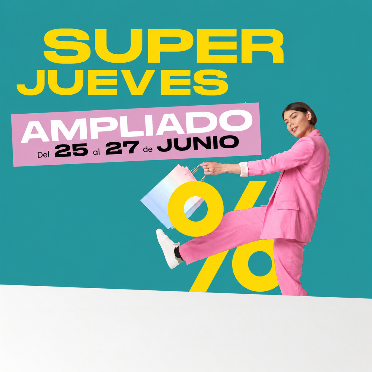 chica contenta con bolsas compra