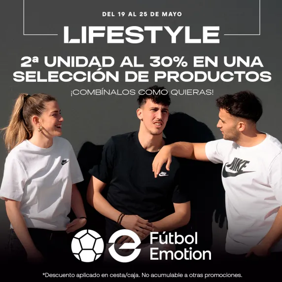 chicos y chica con ropa deportiva