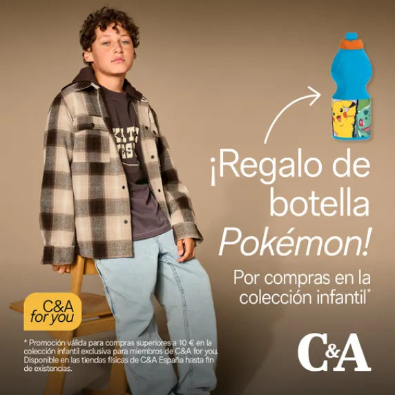 chico apoyado en silla