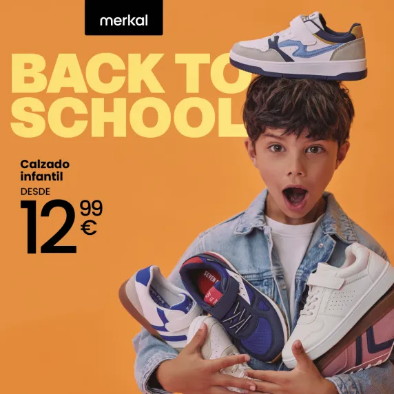 niño con zapatillas en la mano