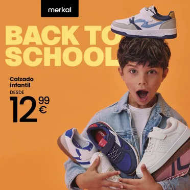 niño con zapatillas en la mano