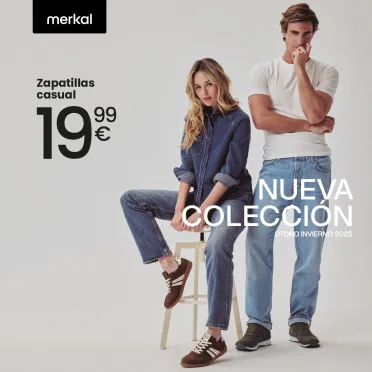 pareja de jovenes enseñando su calzado